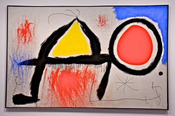Exploring the Evolution from Minimalism to Maximalism in Art